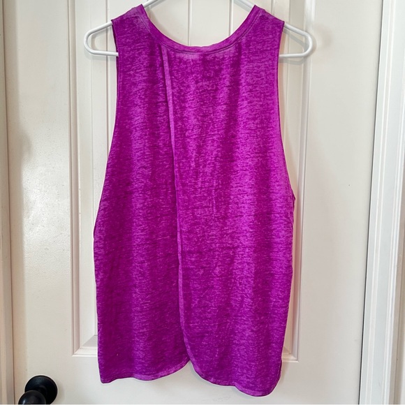 No Boundaries Fuchsia Pink Heart Graphic Workout Tank Top Tulip Back NWOT - Picture 3 of 11